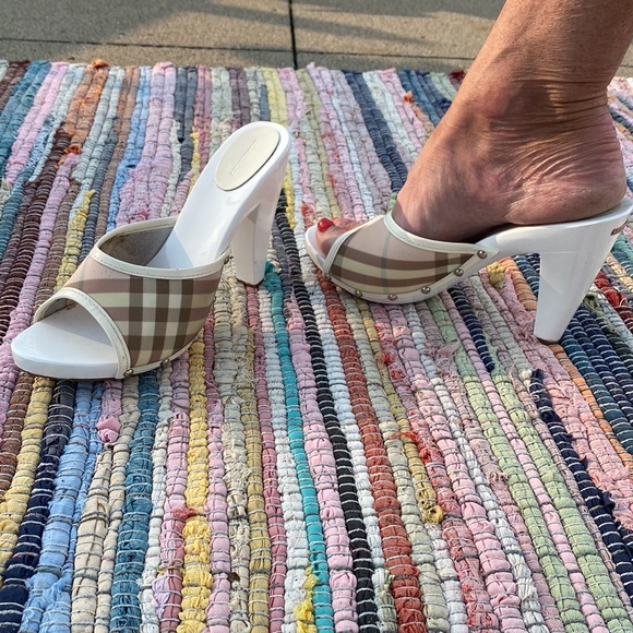 Burberry Pink Nova Check White Mules🔥Like New🔥Worn 1x🔥EU 39,🇺🇸8-8.5🌸Barbie - Picture 5 of 16